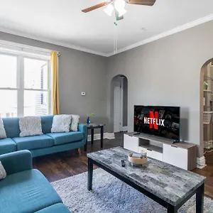Roomy 2br-1ba Wfh Desk & Backyard Saint Louis